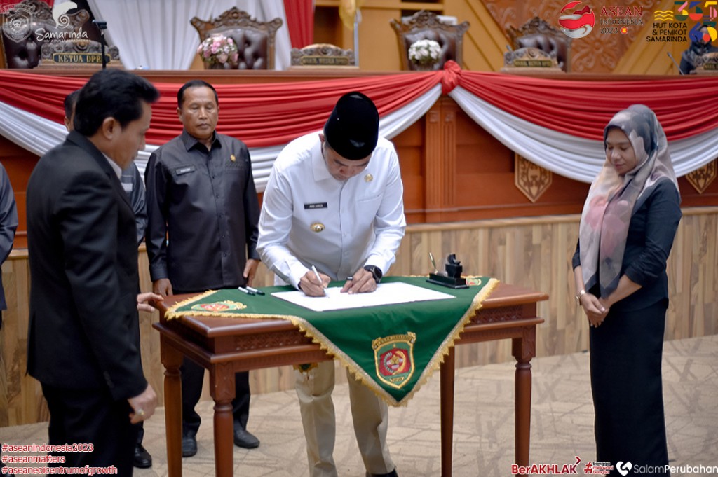 Hadiri Rapat Paripurna DPRD Kota Samarinda, Wali Kota Minta Percepat Revisi Perda Tentang Minuman Beralkohol