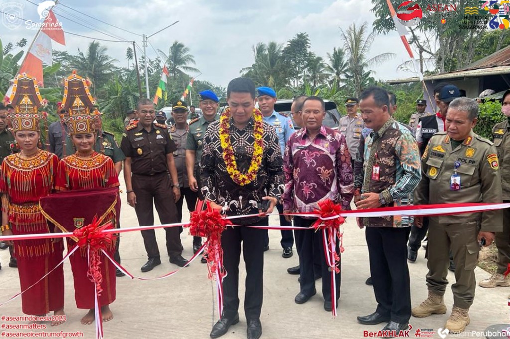 Resmikan Jalan di Balik Buaya Bukuan, Andi Harun Beri Bonus Penuhi Aspirasi Warga Mulai Mesin Pompa, Bangun SMP hingga Bebaskan Tanah Ponpes