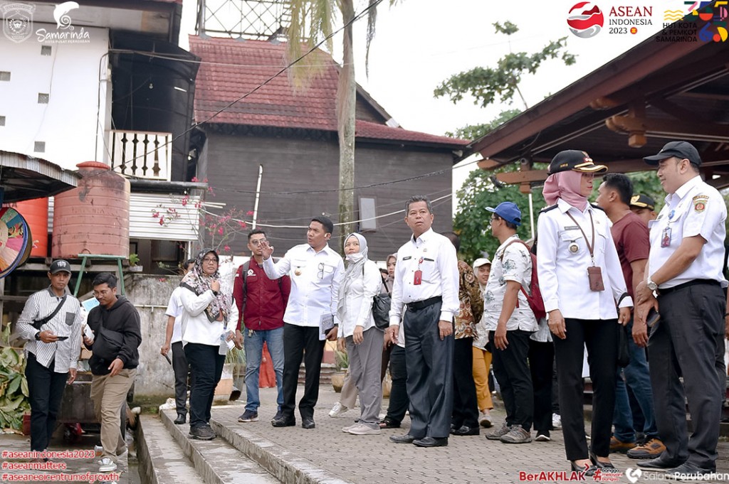 Wali Kota Samarinda Memimpin Langkah Menuju Citra Niaga yang Lebih Baik, Berjalan Kaki untuk Menginspirasi dan Memantau Proyek Revitalisasi