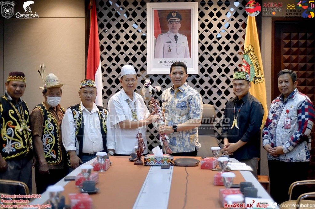 Kunjungan Silaturahmi Tokoh Adat Dayak Pampang, Wali Kota Samarinda Diberi Mandau sebagai Penghargaan