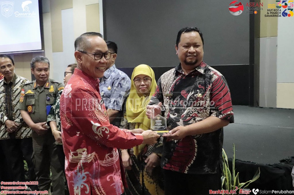 Pemkot Samarinda Berikan Anugerah Kepatuhan Badan Publik Terhadap Keterbukaan Informasi Tahun 2023