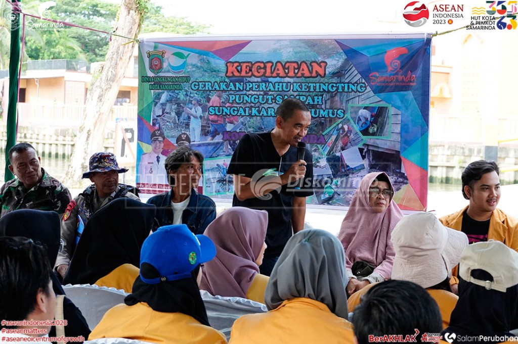 DLH Kota Samarinda Laksanakan Gerakan Perahu Ketinting Pungut Sampah Sungai Karang Mumus