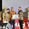 Sekda Kota Samarinda Terima Penghargaan Dimalam Ramah Tamah HUT - 67 Provinsi Kalimantan Timur