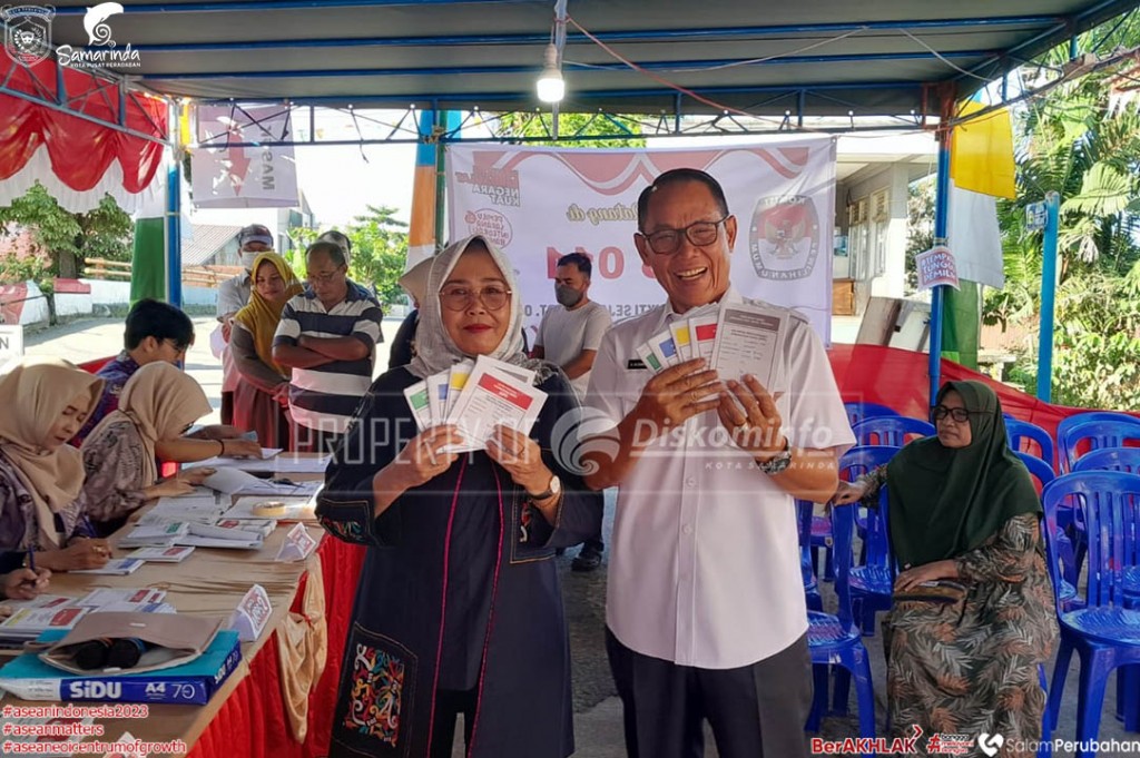 Rusmadi dan Istri Nyoblos di TPS 011 Gunung Lingai