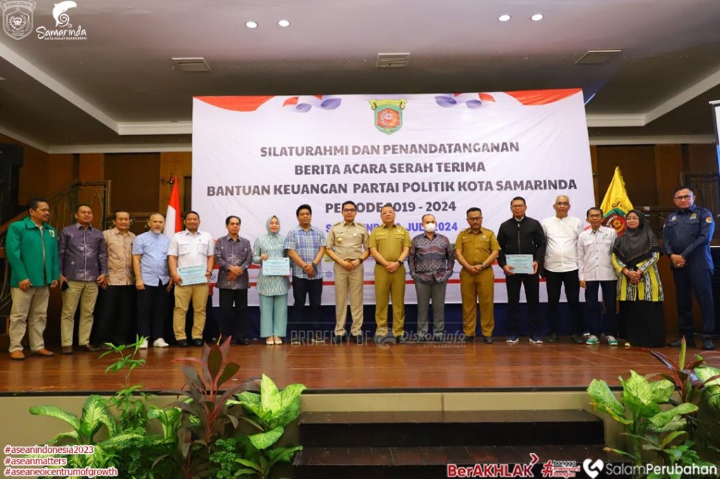 Wali Kota Andi Harun Serahkan Bantuan Keuangan Tahun 2024 untuk Parpol