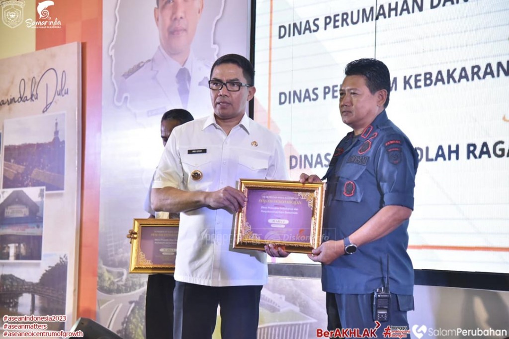 Andi Harun Serahkan Penghargaan Kepada SKPD dengan Laporan Keuangan Terbaik Tahun 2023