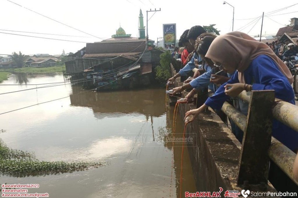 Jaga Kelangsungan Hidup Tanaman Bawah Air, DLH Samarinda Tebar Eco Enzym di Sungai Karang Mumus