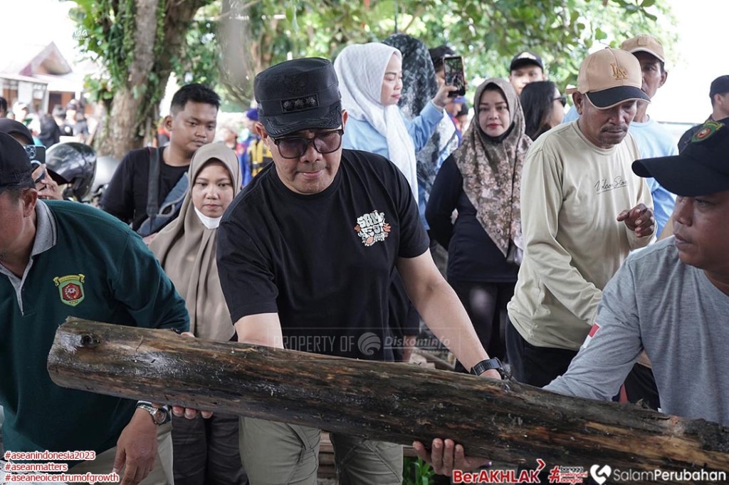 Gelar Gerak Perahu Ketinting Pungut Sampah SKM, Wali Kota: Daripada Saling Menyalahkan, Lebih Baik Semua Bergerak